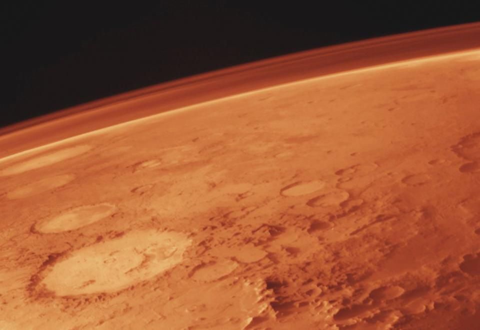 Снимок Марса и его тонкой атмосферы, сделанный аппаратом «Викинг» в 1970-е. Даже учитывая весь ущерб, который люди способны нанести Земле, сложно представить, чтобы реабилитация нашей планеты была более сложной задачей, чем терраформирование абсолютно безжиненной планеты / © NASA/Viking 1