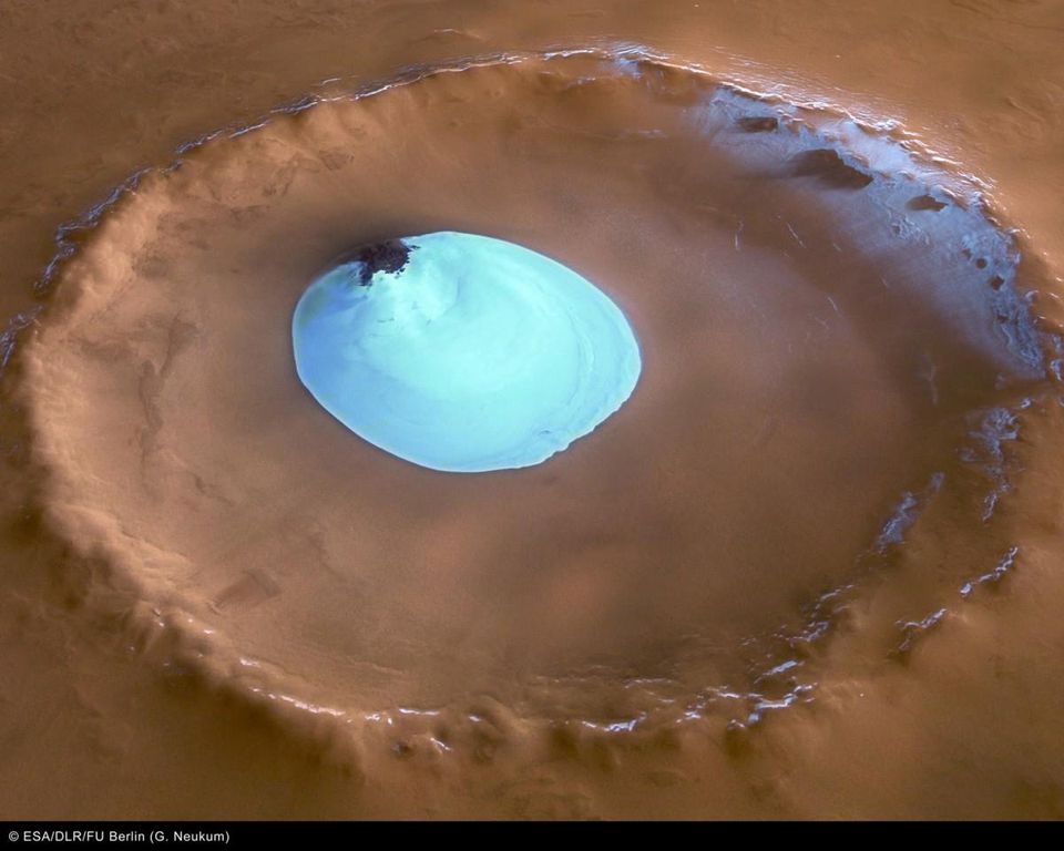 По всему Марсу образуются сезонные замороженные озера, свидетельствующие о наличии на его поверхности воды (пусть и не жидкой) / © ESA/DLR/FU Berlin/G. Neukum