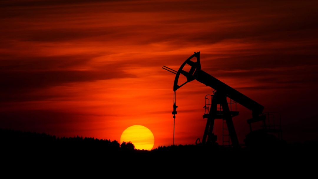 нефтяная вышка на закате brent wti