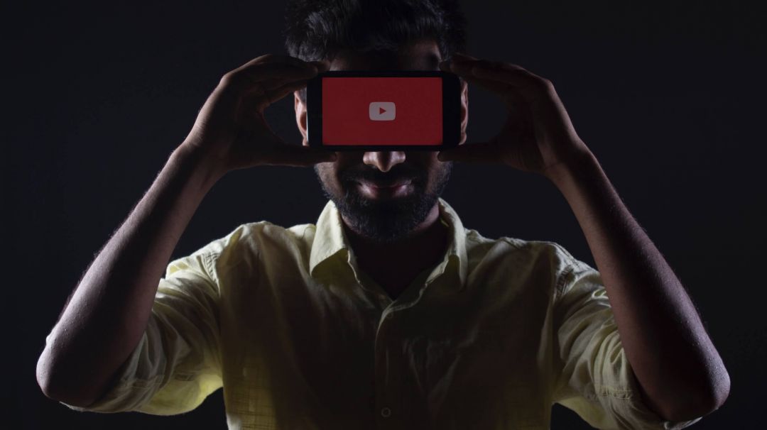youtube цензура конфиденциальность правила видеостриминга телефон перед лицом логотип youtube