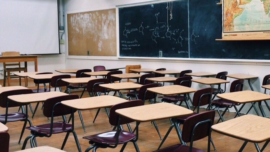 В Госдуме опровергли слухи о всеобщем переходе школьников на дистант