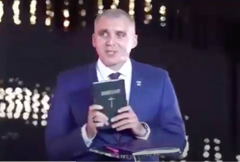 «Мэр серой плитки» на Украине принес на прямой эфир Библию, чтобы поклясться – на замене не обогащался