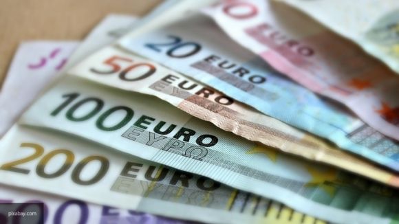 Курс евро впервые за месяц опустился ниже 90 рублей