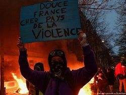 Протесты в Париже переросли в погромы. Прямой эфир