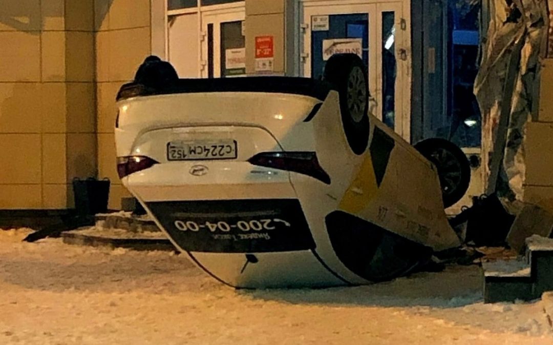 Такси припарковалось на крышу возле алкомаркета в Дзержинске - фото 1