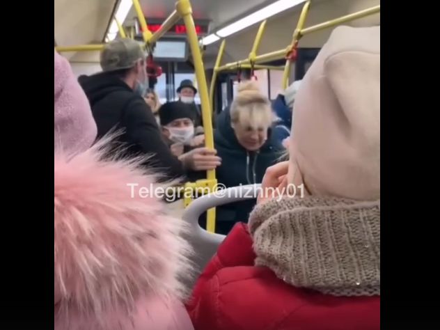 Нижегородку вытолкали из автобуса за отказ надеть маску - фото 1