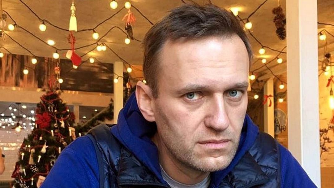 Разговор Навального с сотрудником ФСБ объяснили попыткой «остаться в эфире»