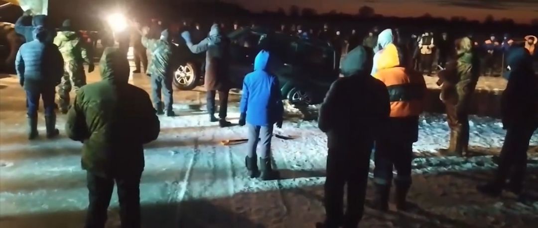 Провалившийся в Оку вблизи Шиморского УАЗ с людьми достали из-подо льда - фото 1