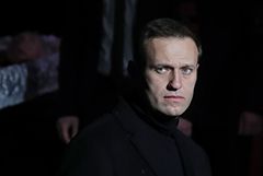 Песков заявил, что Навальный страдает манией величия и преследования